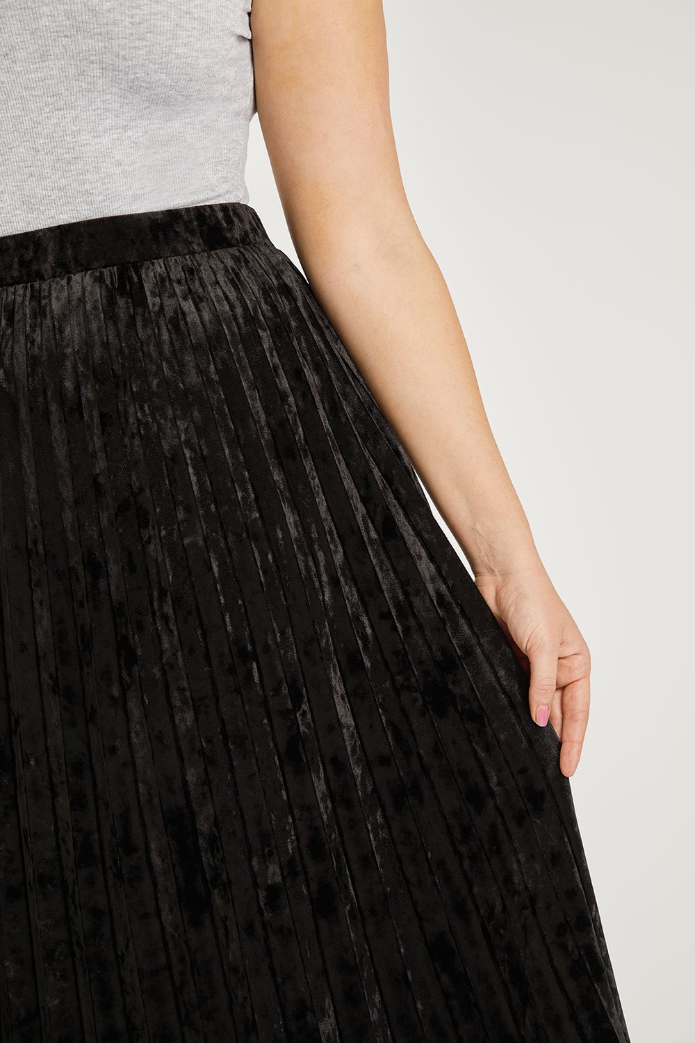 Black Plain Velour Pleated Skirt Bonmarch